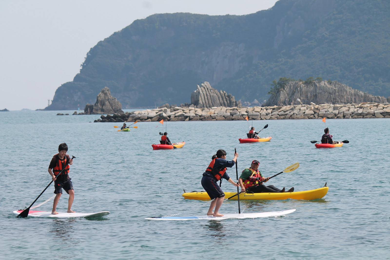 海水浴場内では、カヤックやSUPが楽しめます