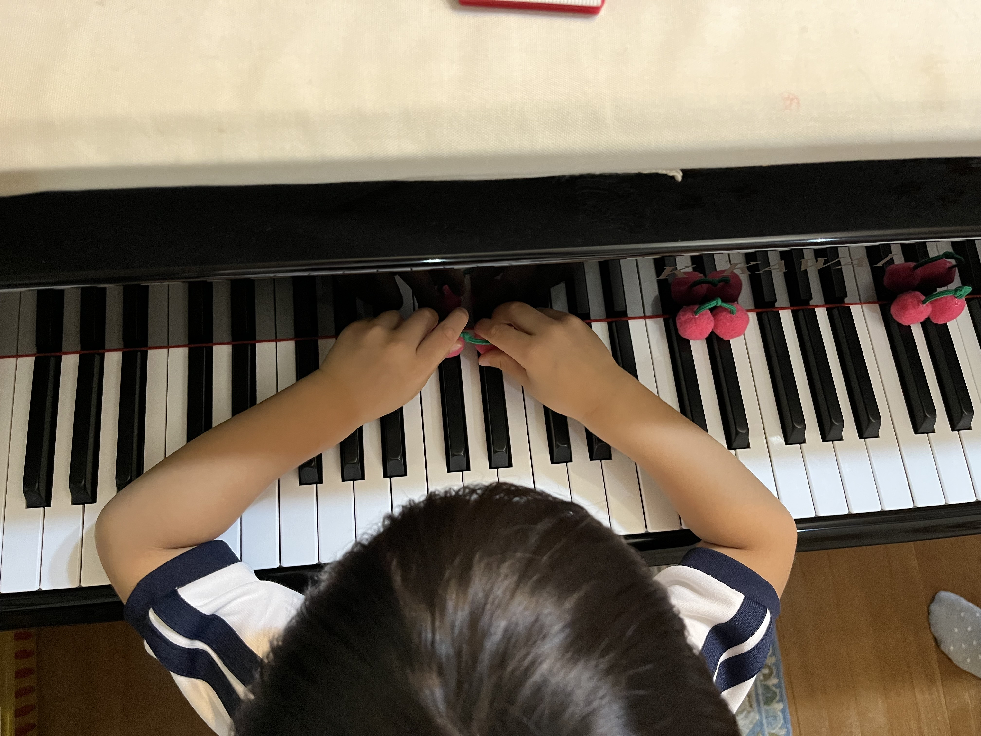 💛年少さんの男の子「🍒さくらんぼ」を鍵盤に置く！（東松山市、竹内ピアノ教室）