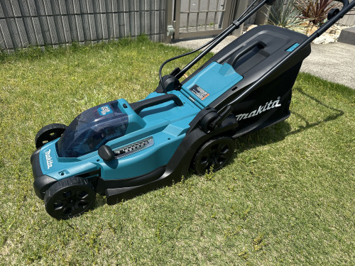 新商品のご案内です！　マキタ電動芝刈り機MLM330D