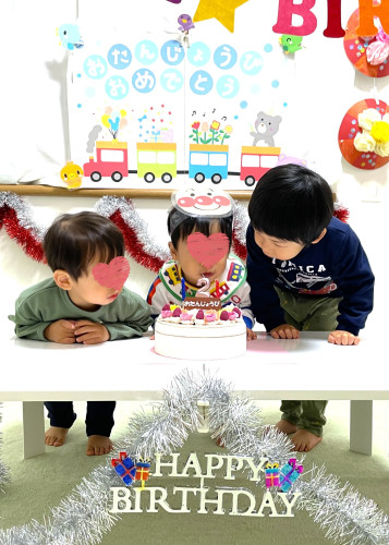 2歳のお誕生日、おめでとう！　お友だちみんなでお祝いしました。