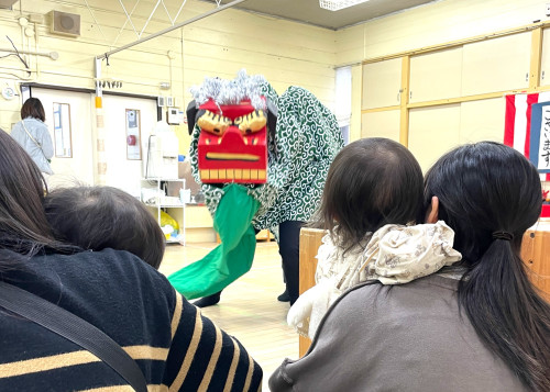お獅子に頭を嚙んでもらい、今年も病気知らずで元気に過ごせますね。