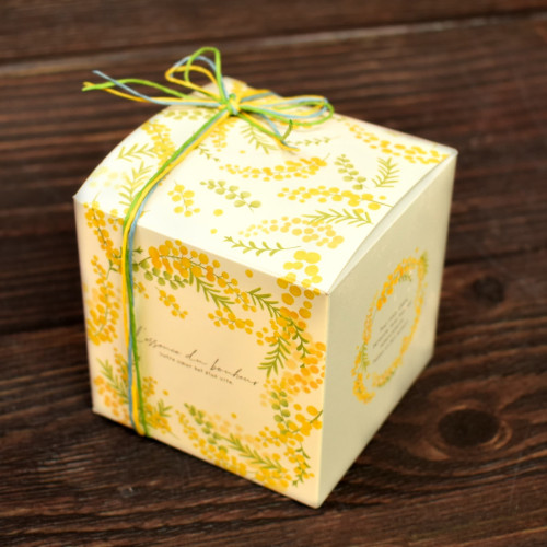 ミモザ柄のパッケージ