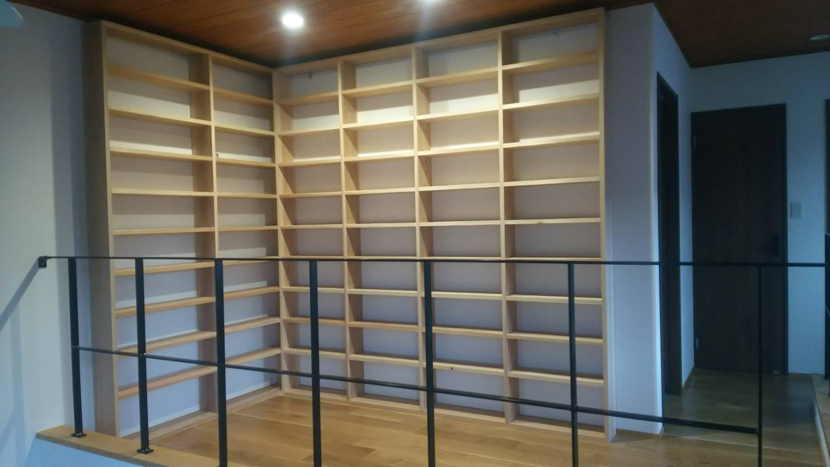 住宅の壁面本棚