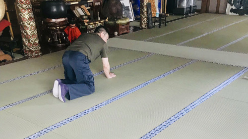 文化財畳技術保存会の研修で高度な伝統技法を研鑽する様子