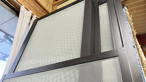 桐生市の佐藤畳工業による網戸張り替え作業の様子。古い網を取り外し丁寧に施工しています。