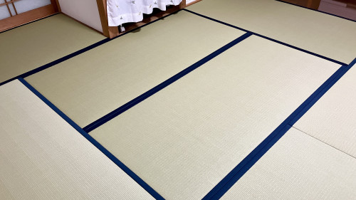 紺無地の畳縁「綿ポリNo.8」で仕上げた和紙畳。桐生市・みどり市での畳替え事例