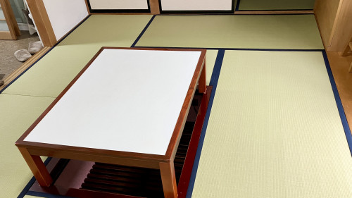 桐生市相生町での和紙畳(清流)の裏返し施工。隙間なくピタリと納まった様子
