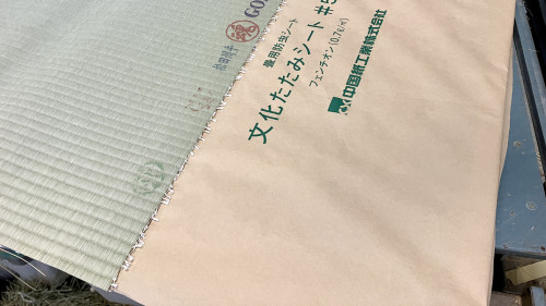 畳替えの際に藁床を保護するために行う防虫紙の無料交換作業