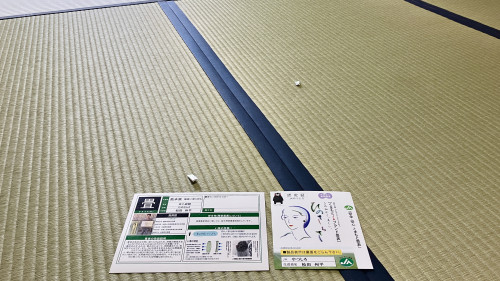 熊本県産畳表ひのさらさの証紙と仕上がりを確認する佐藤畳工業の職人