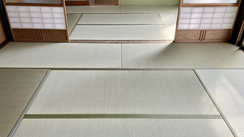 1寸の歪みを読み切り、高崎市の現場にピタリと納まった新調畳の美しい仕上がり