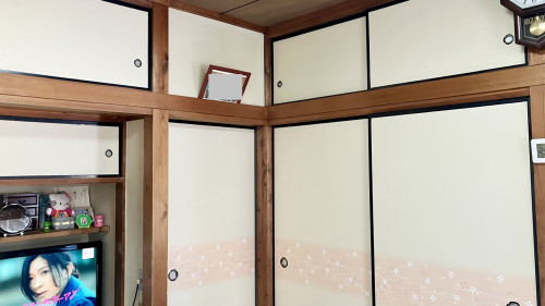 桐生市天神町のお客様宅にて、景勝で張り替えた15枚の襖が並ぶ和室