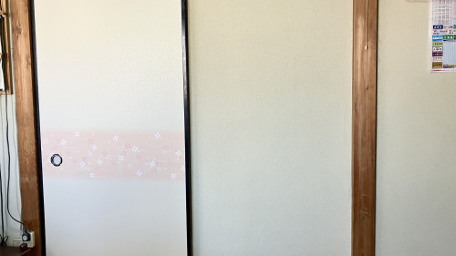 反りが発生した本襖を一度剥がし、両面からバランスよく下地補修を施す様子