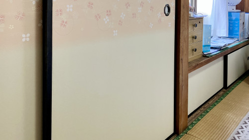 新鳥の子襖紙「景勝」の気品ある文様が和室を彩ります