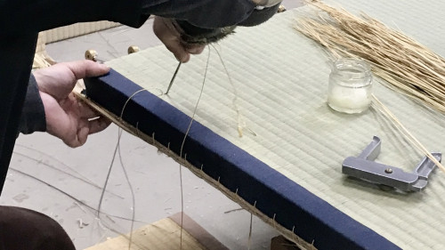 複雑に交差する糸の通り道