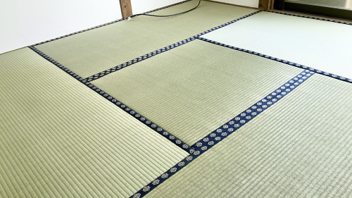 藁サンド床を使用し、既存の藁床と踏み心地を統一して隙間なく敷き込まれた畳