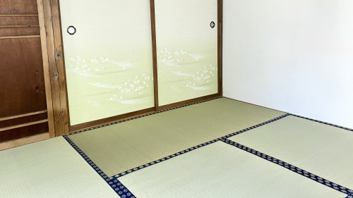 桐生市東の一戸建て。熊本産ひのはるかと襖の張り替えで明るく生まれ変わった和室の全景