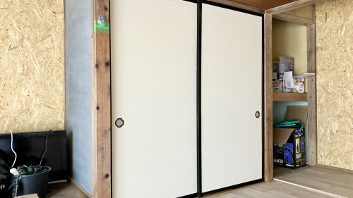 リフォームされたフローリング空間に馴染む、清潔感のあるホワイト系無地の襖