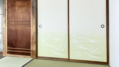 和室の雰囲気に合わせた上品で大人しいグリーン系の襖柄への張り替え