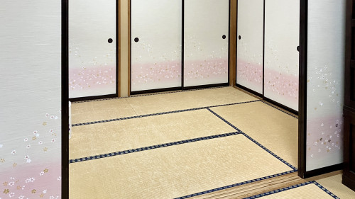 桐生市新里町での襖張り替え施工事例。織物糸入り襖紙しんせんNo.15の桜柄が美しく並ぶ和室