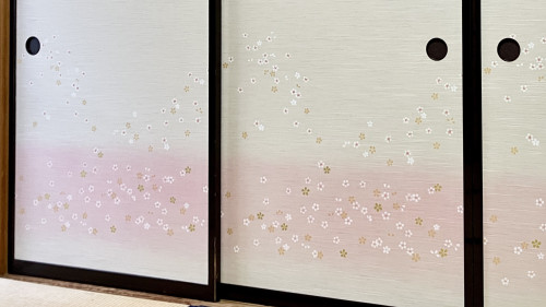 しんせんNo.15の鮮やかな桜柄と、こだわりの大きなツバなし引手の組み合わせ