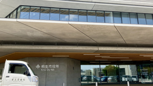 新築された桐生市役所庁舎前にて。地元・桐生市菱町から迅速に畳替えに伺う佐藤畳工業の作業車