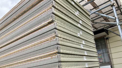 熊本県産畳表の証紙が見える状態で積まれた畳。佐藤畳工業は本物の国産畳にこだわります