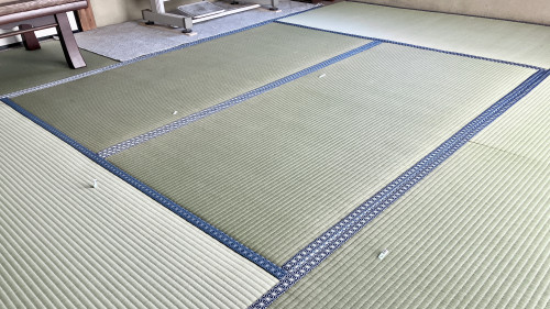 桐生市梅田町に納品した8畳。全ての畳に熊本県産を証明するタグが付いています