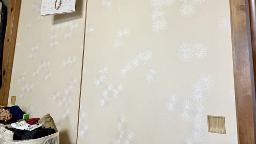 和室側へ納品した上新鳥の子襖紙「和No.544」。木製の桑角引手を合わせた上品な仕上がり