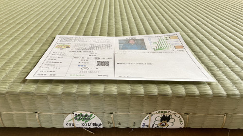 熊本県産畳表ひのはるかの品質証明書と美しい織り目の接写。生産者・木下誠司氏の手による上質な国産い草です