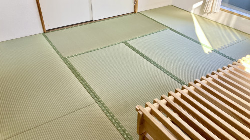 桐生市相生町の2階8畳和室への納品後。ひのさくらとおもてなしNo.10の縁が美しく調和したお部屋