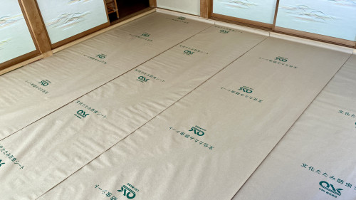 桐生市相生町での畳替え。新しい畳を敷き込む前に、床一面に防虫紙を敷き詰めている施工風景