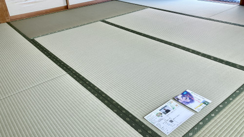 桐生市相生町の1階8畳間。森正司氏作のひのさくらと暮四季No.90の畳縁が美しく敷き込まれた和室