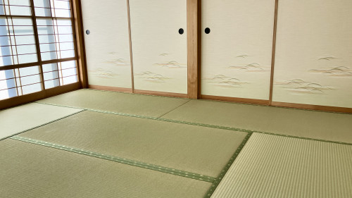 敷き込み完了後の別角度。先日張り替えた襖紙しんせんNo.14の美しい色彩と畳が完璧に調和したお部屋