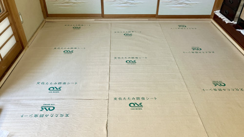 桐生市相生町での畳替え最終日。1階和室の床一面に、LINE特典の防虫紙を隙間なく敷き詰めている丁寧な下地処理