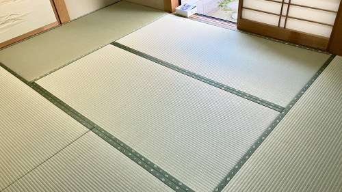 群馬県桐生市相生町の住宅にて、22畳すべての表替え工事を美しく納品した和室全体の完工写真