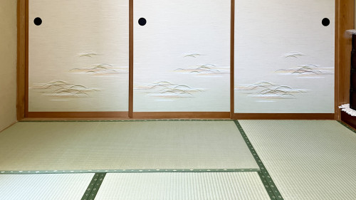 先日張り替えた襖紙しんせんNo.14の落ち着いた柄と、新緑の青畳、ウグイス色の畳縁が完璧に調和したお部屋の景色