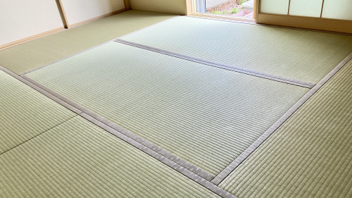 群馬県桐生市相生町にて、地元の建築会社様からのご依頼で一級技能士が美しく仕立てた6畳間の畳表替え実績