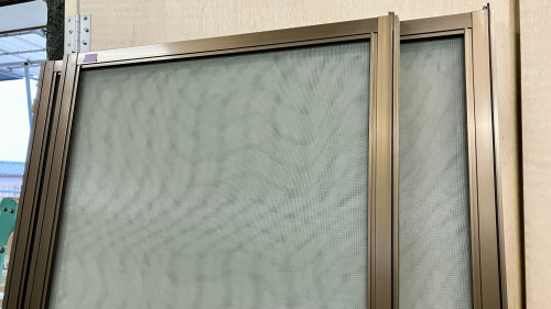 桐生市東久方町にて、一般のお客様からのご依頼で一番バランスの良い24メッシュのグレー網戸を張り替えた実績