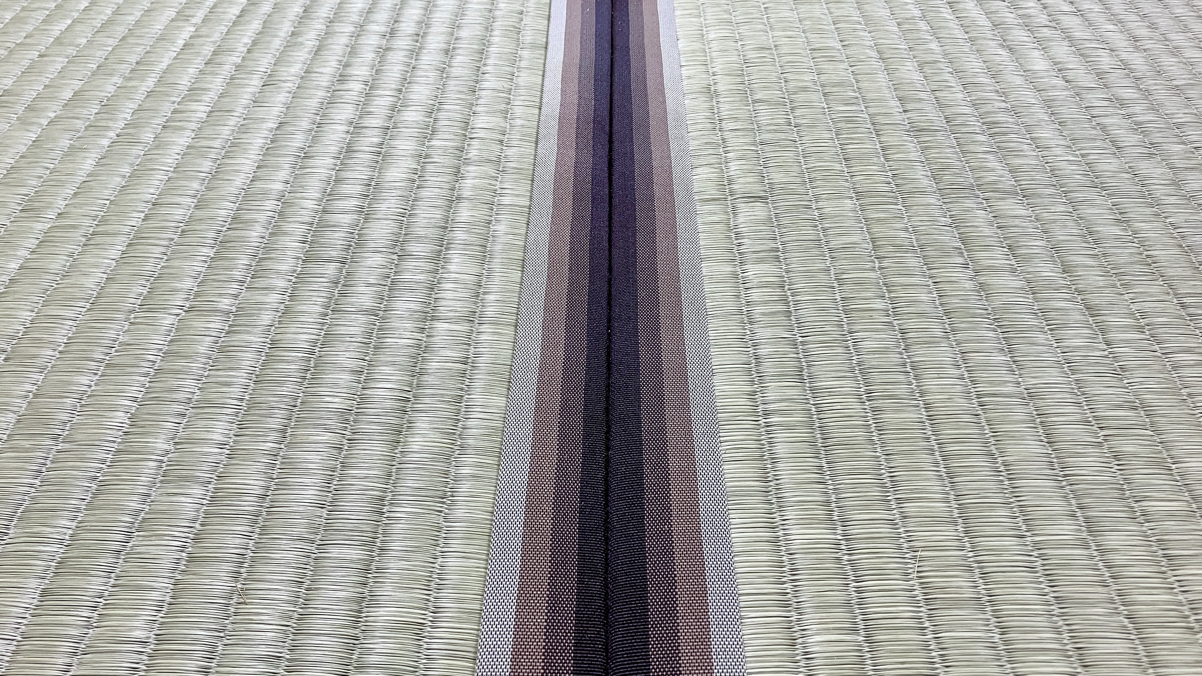 一級技能士の技術で畳の縁の通りが真っ直ぐ綺麗に通った美しい仕上がりと名匠ひのさくらの美しい艶