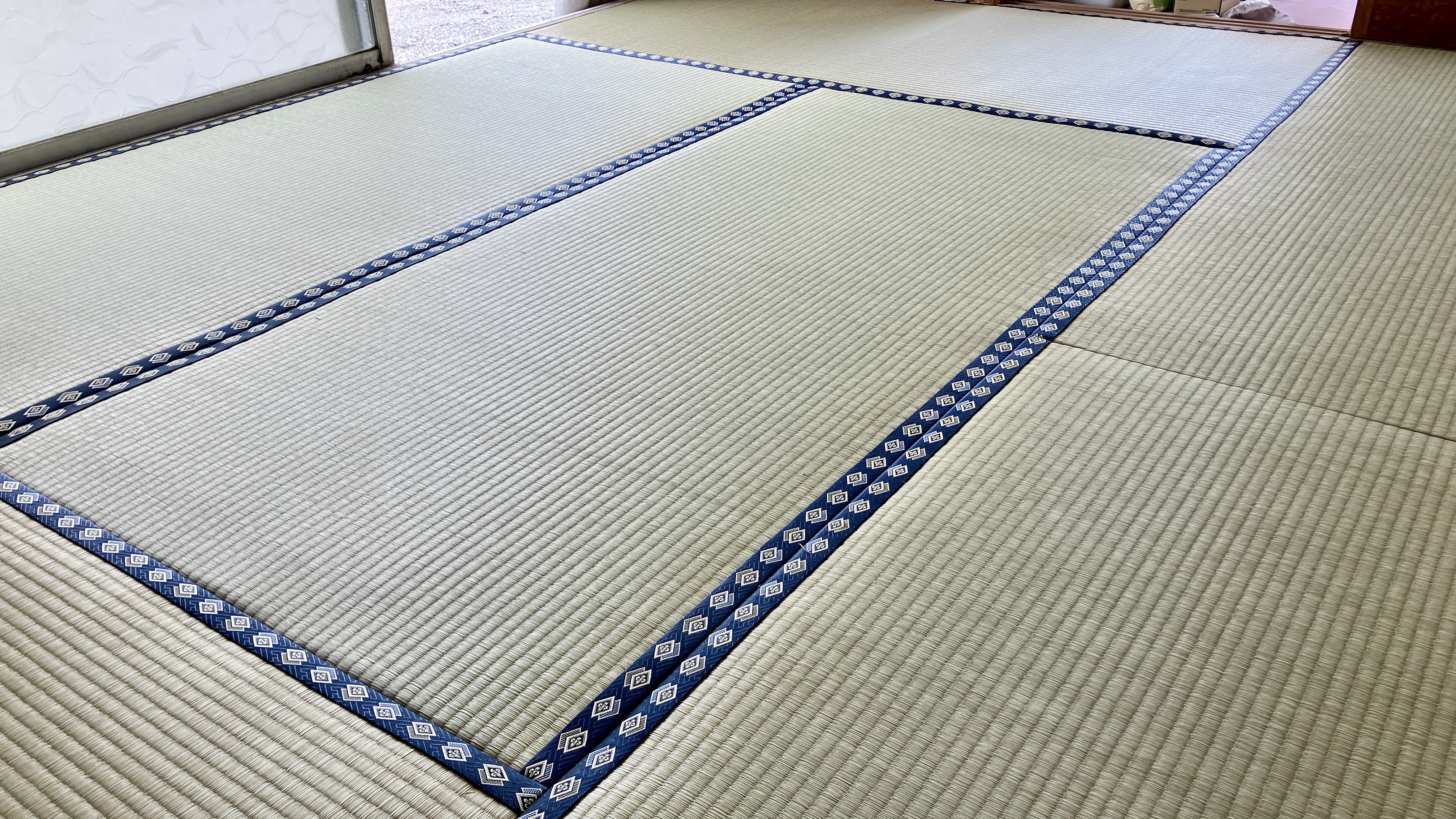 みどり市笠懸町の賃貸一戸建てにて、宮村修一氏作の国産応援ランク畳表で明るく綺麗に生まれ変わった6畳の和室全体