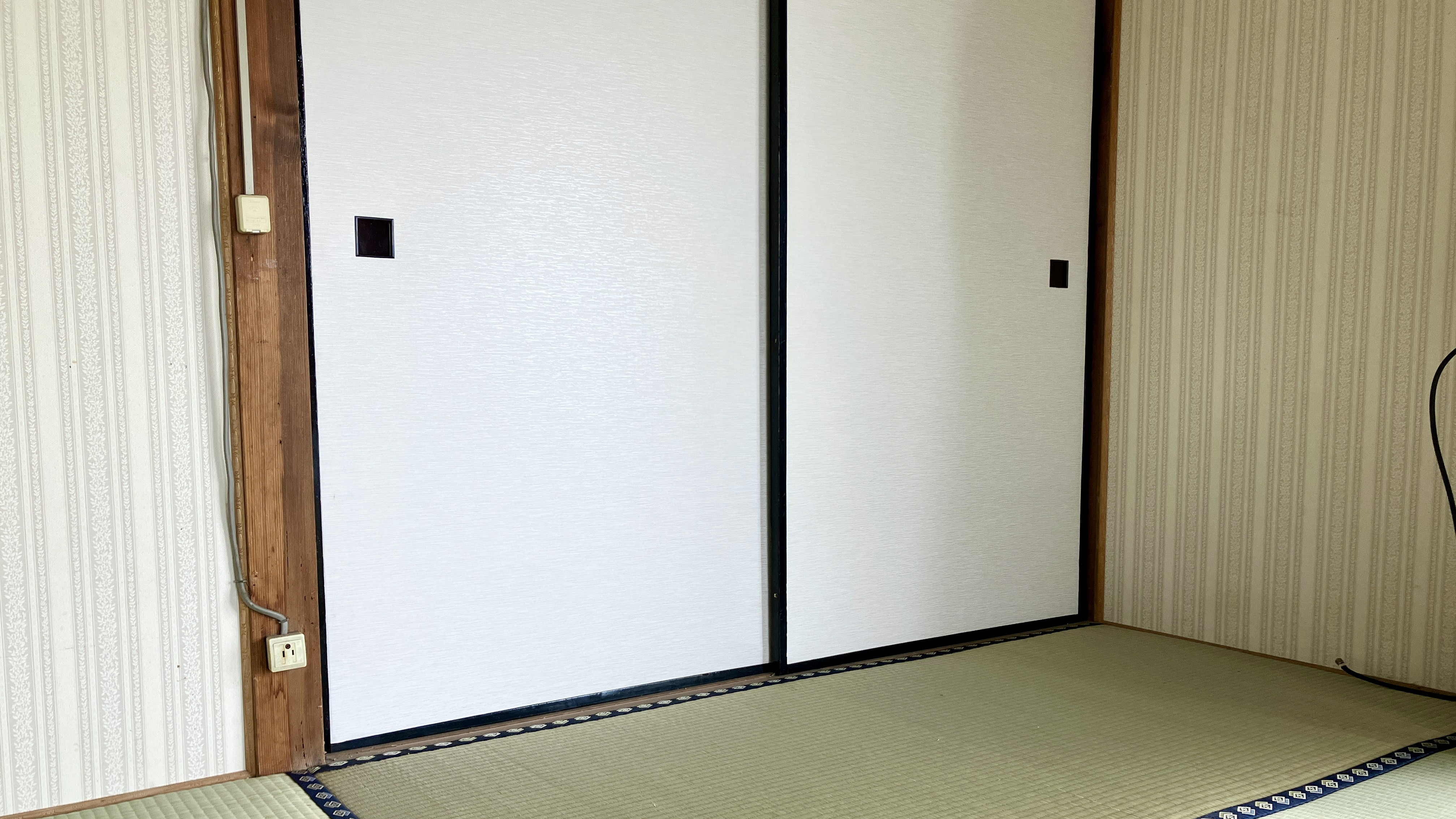 国産の応援ランク畳表と新鳥の子紙で美しく張り替えが完了したみどり市笠懸町の貸家の畳と襖の美しい納まり