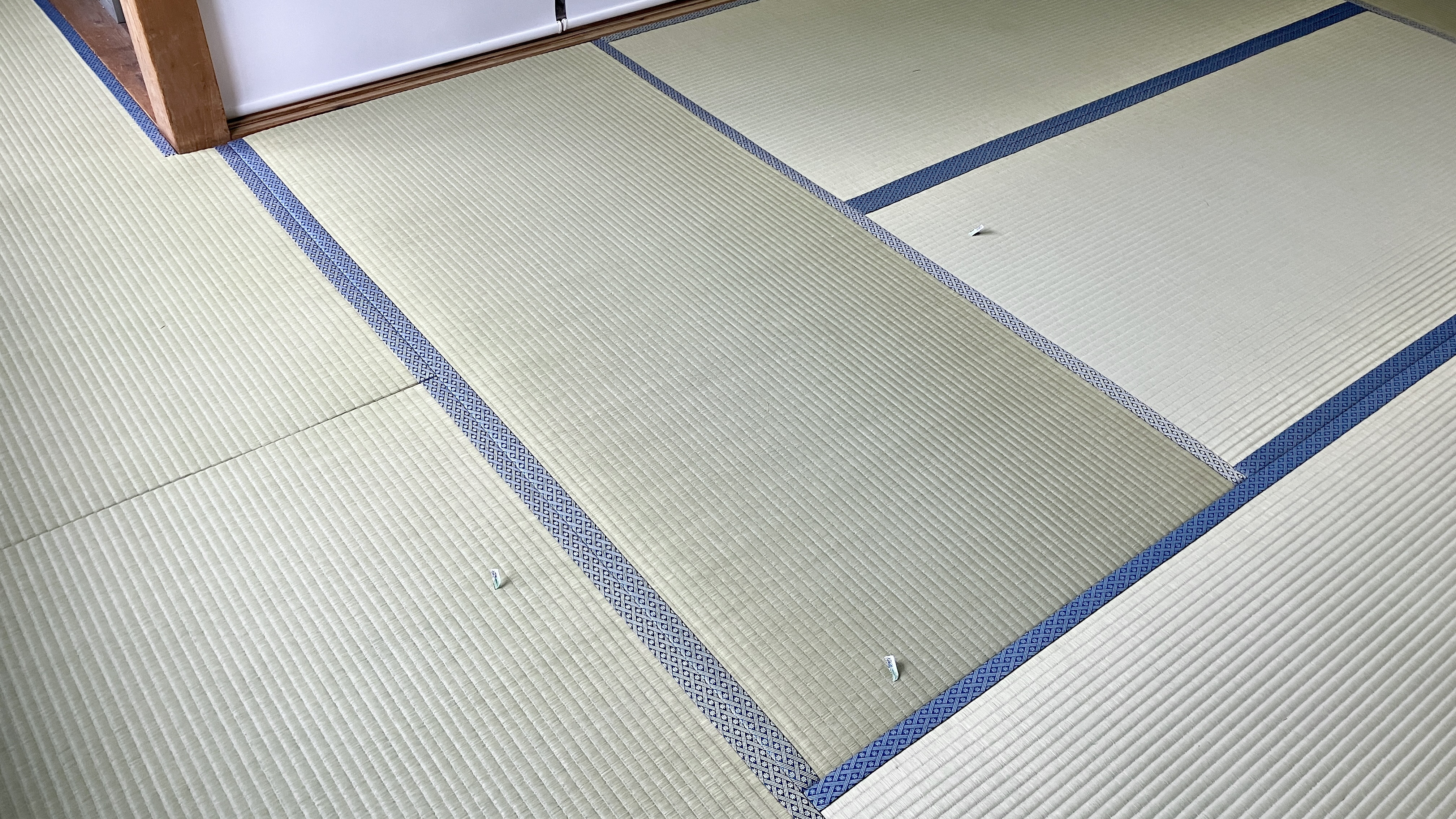 変形間の切り込みも綺麗に収まった、伝統の紺色3本アジロ柄（巴No.11）の畳縁の美しい角の仕上がり