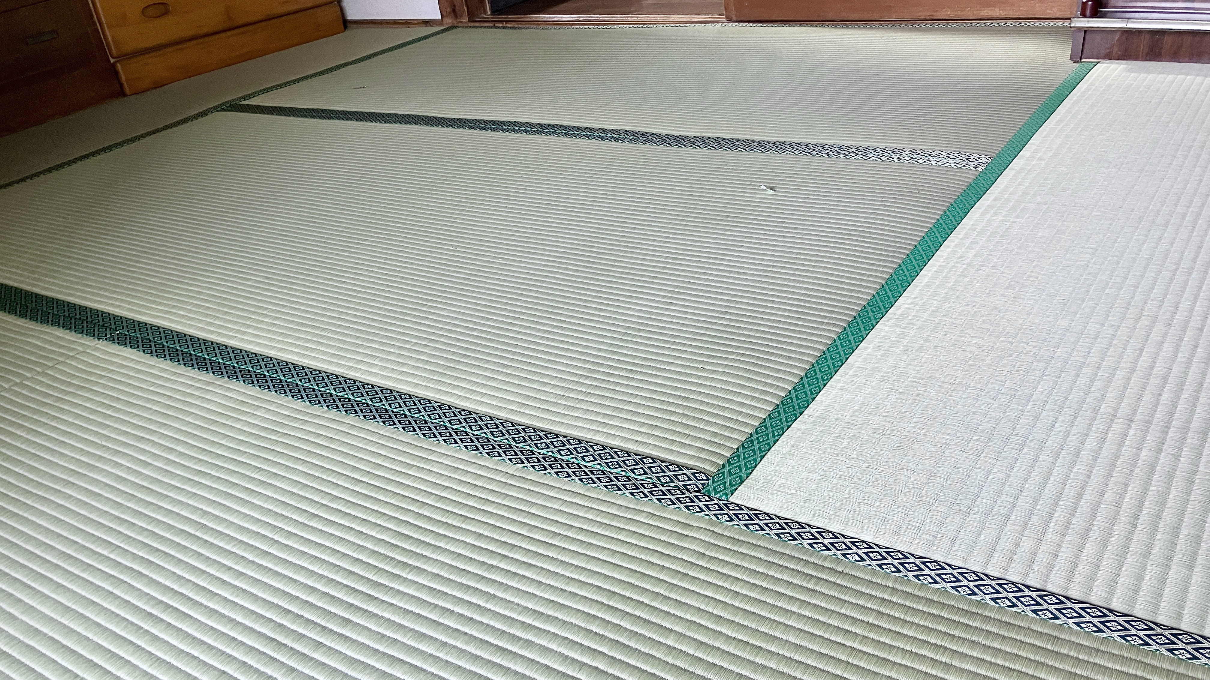 みどり市大間々町にてレジェンド早川猛氏作ひのさくらと巴No.1の緑縁で格調高く生まれ変わった6畳の和室全体