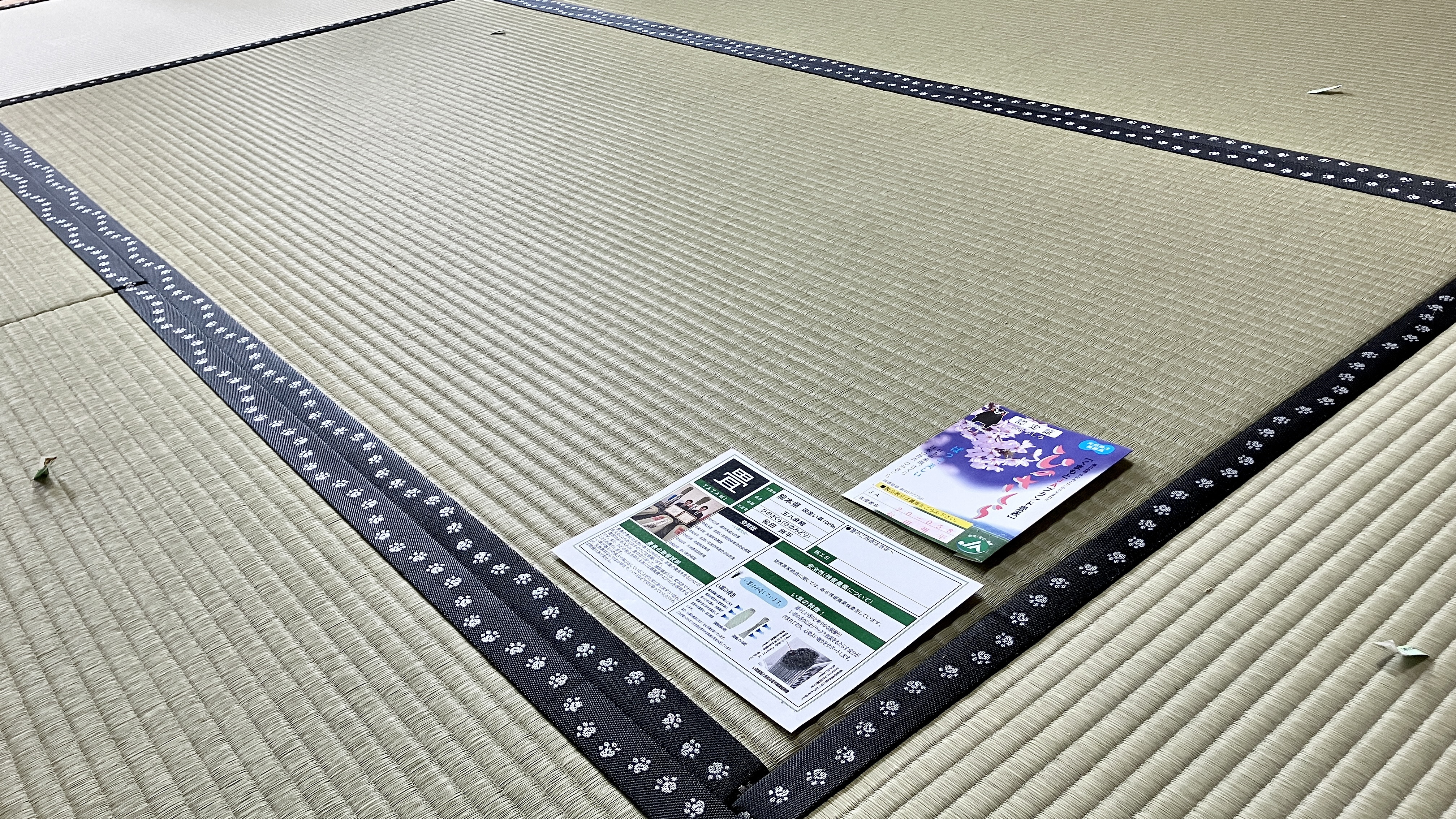 納品後の和室。松田州平氏のひのさくら品質証明書と、高田織物キッドNo.31の可愛い肉球デザインの畳縁｜佐藤畳工業