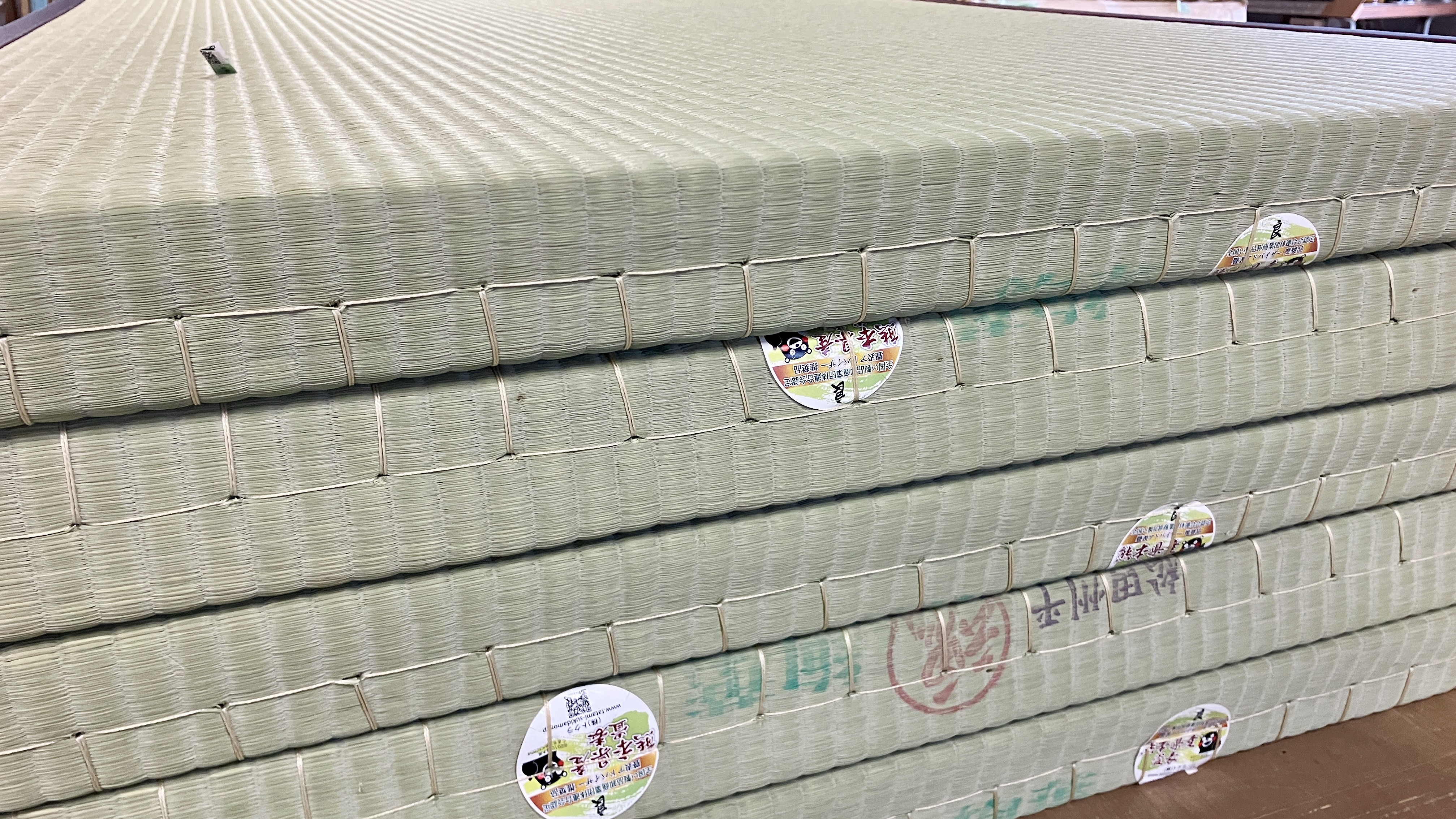 仕上がって積み上げられた5畳の新畳全てに推奨品・良のシール｜群馬県桐生市・佐藤畳工業