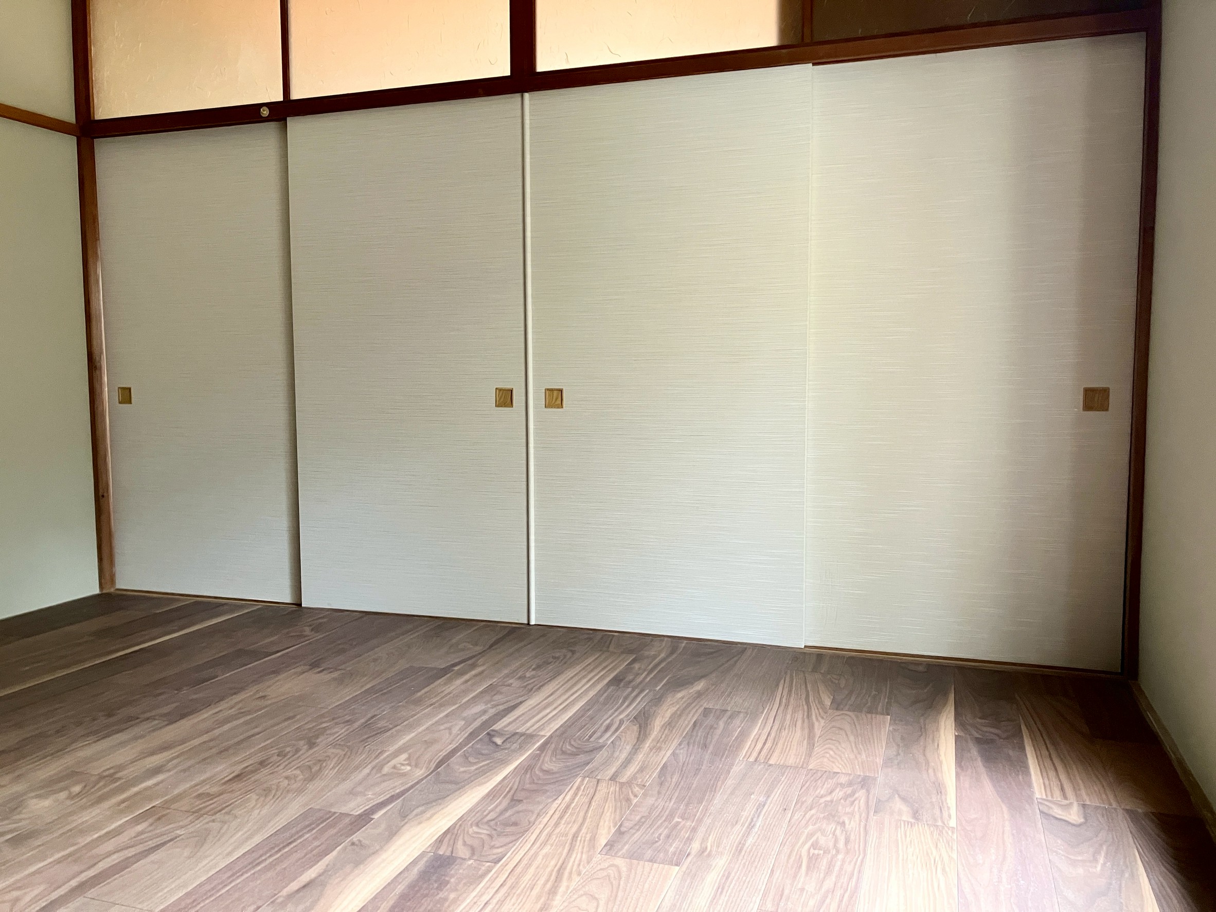 桐生市堤町の現場に納めた太鼓襖の召し合わせ部分の定規縁と木製の引き手施工写真｜佐藤畳工業