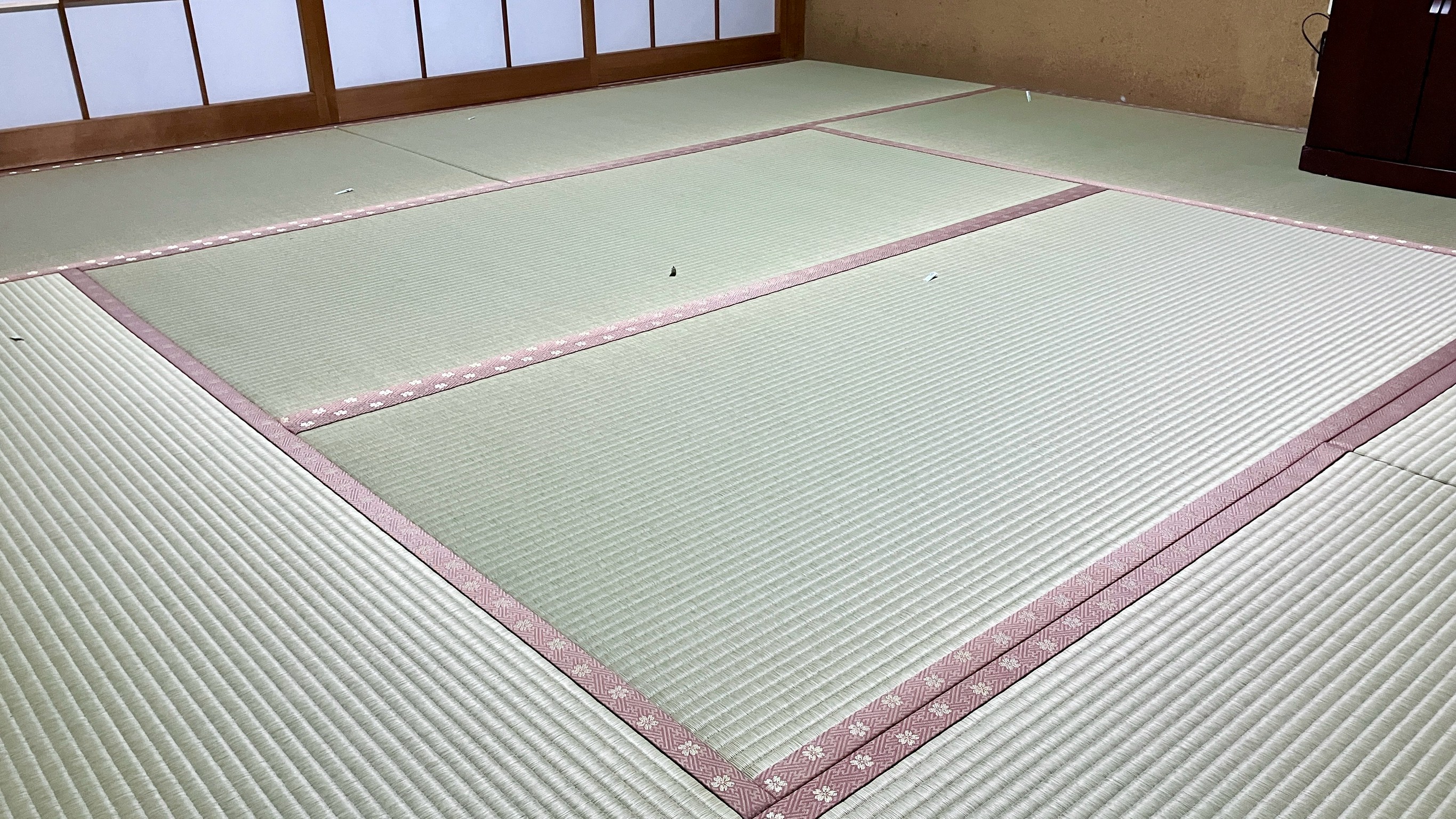 松田州平氏の高級国産畳表ひのさくらとおもてなしNo.20の桜柄畳縁で格式高く美しく8畳表替え工事が完了した和室全体の写真｜佐藤畳工業
