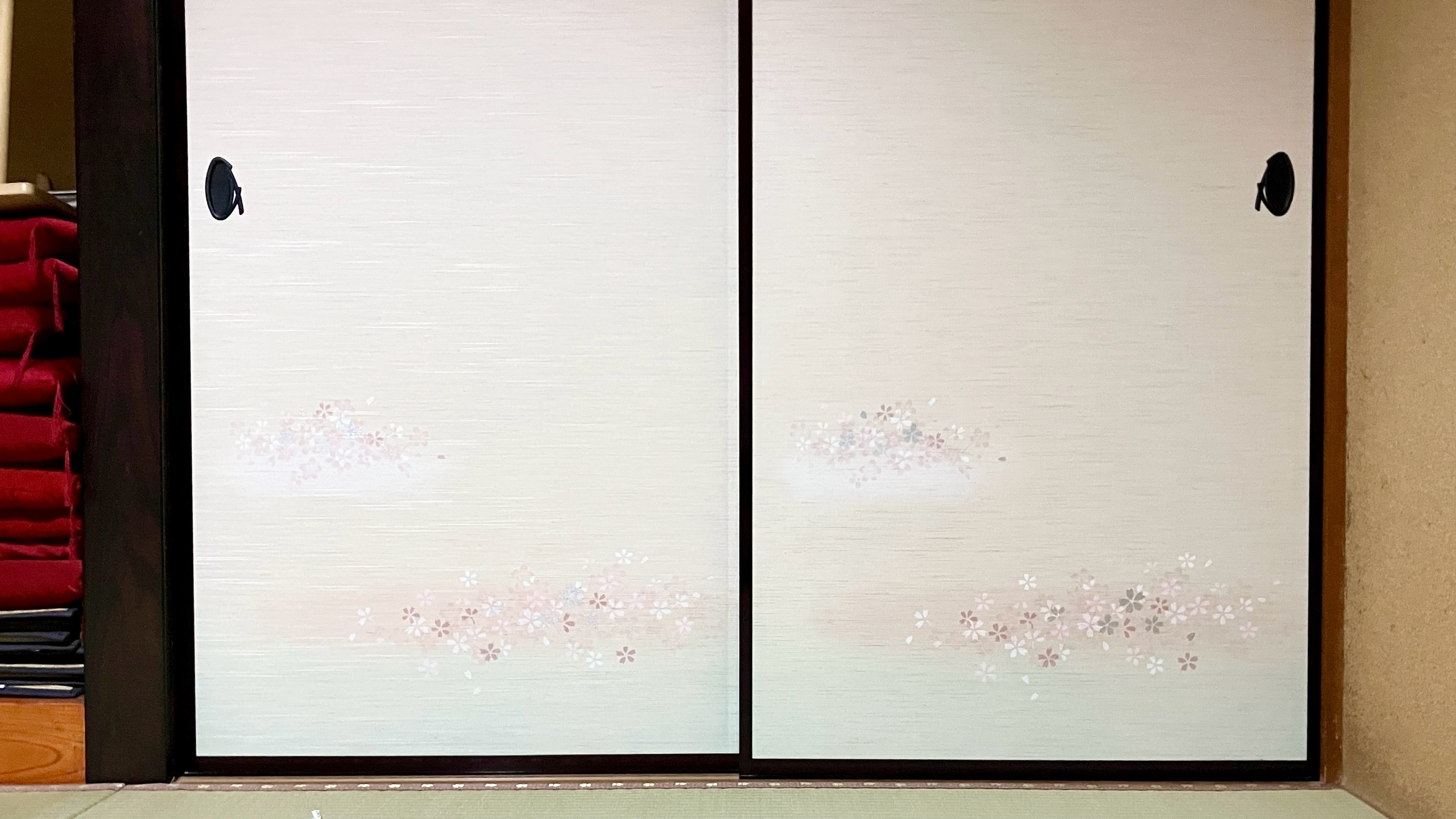 畳縁の桜柄と150%完璧に同期させて淡い上品な桜模様しんせんNo.10でお仕立てした高級襖の施工完了写真｜佐藤畳工業