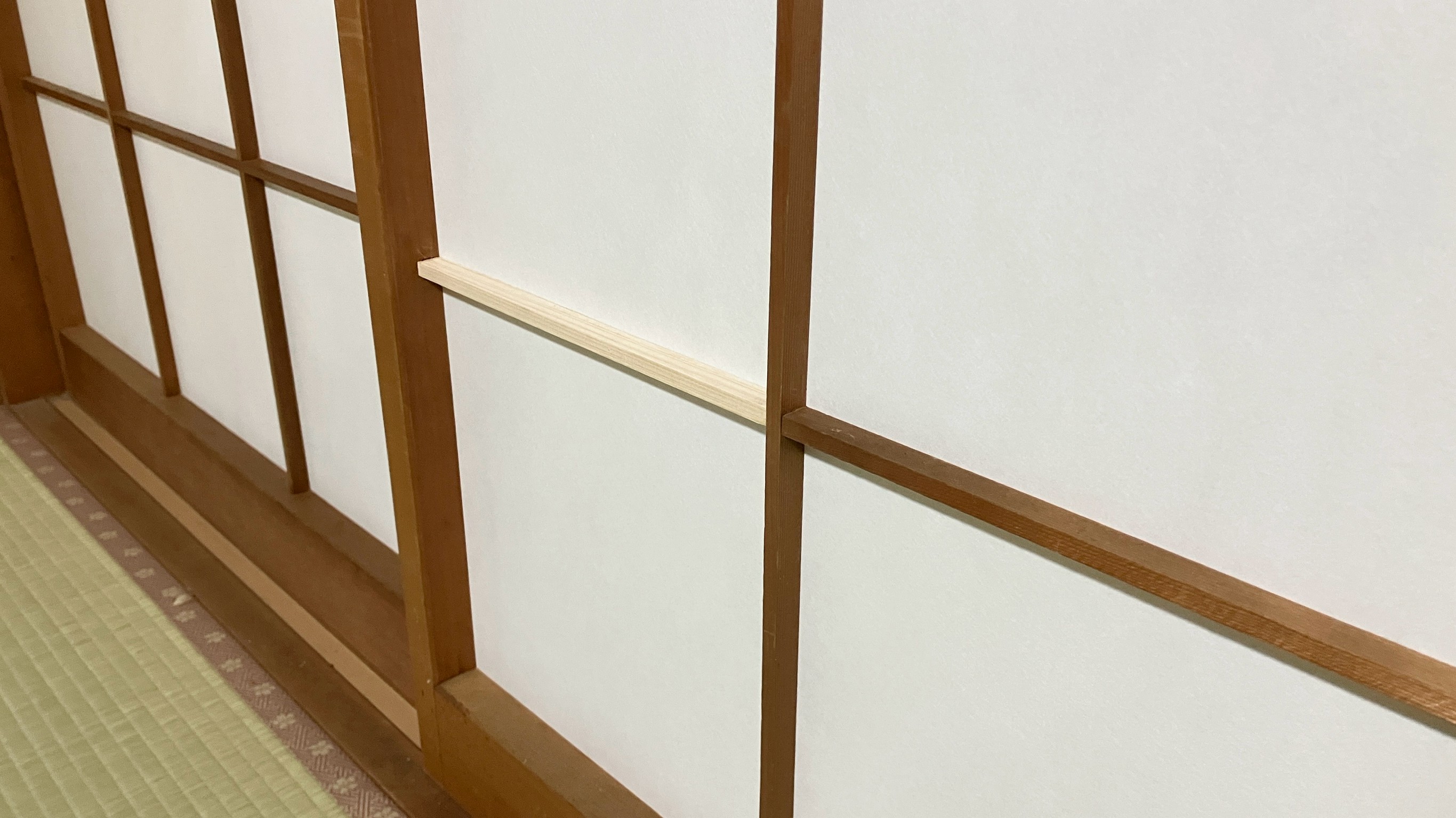 障子の折れてしまっていた格子骨組みの桟へ新しく綺麗な木をカチッと継いで元通り以上に頑丈に修理した店主のまごころ補修写真｜佐藤畳工業