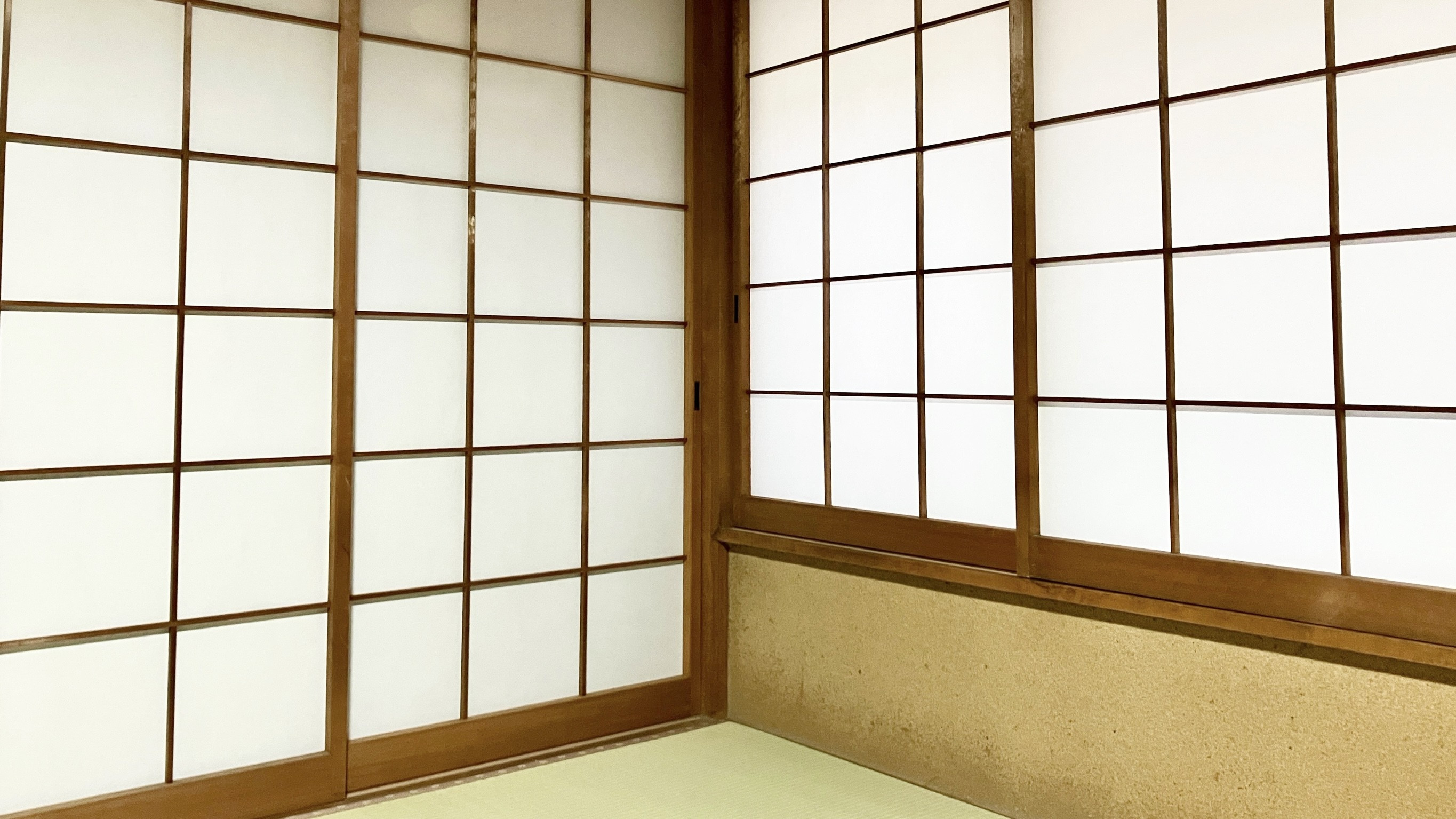 破れにくい高級タフトップ和紙でシワひとつなく格子ラインがピシッと揃って張り上がった障子の完成写真｜佐藤畳工業